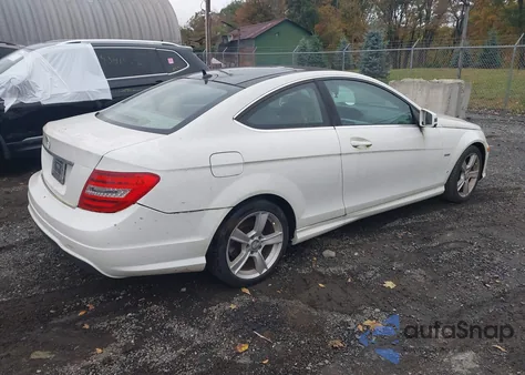 2012 Mercedes-Benz C 250 z USA, uszkodzony, nr VIN WDDGJ4HB2CF743162